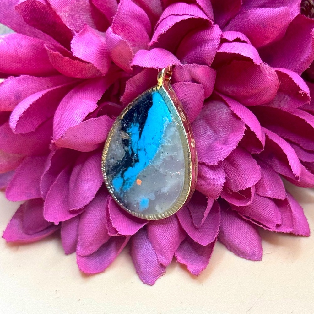Bellway beauty jewelers ‘Rocky teal’ small teardrop pendant edged in gold